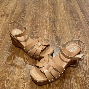Beige sandals UK sz 5 (US women sz 7)